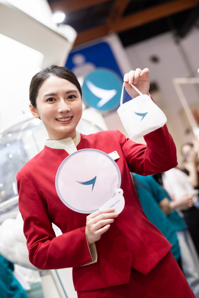 旅展現場販售國泰航空周邊商品，包括航空吊飾、飛機模型、旅行好物及生活選品等。除聯名卡可享有9折外，凡現場消費即贈品牌環保袋或摺疊扇乙個。