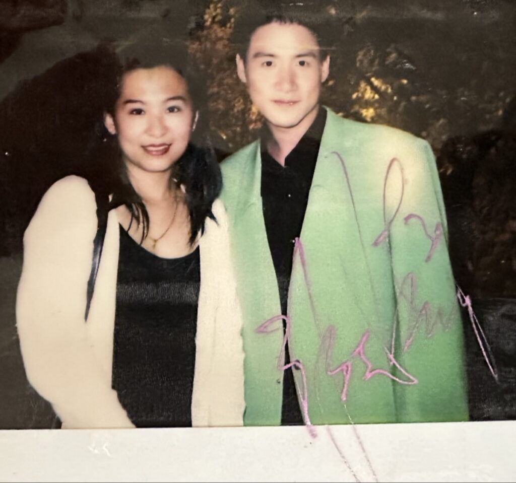 左起:陳力瑜、張學友(陳力瑜27歲在台視製作龍兄虎弟節目)。照片提供:陳力瑜