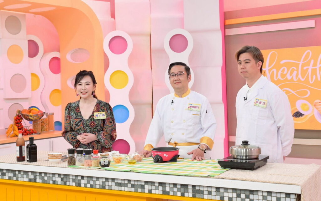 左起:陳力瑜主持人 神奇傑克 李重鈺博士 透過天然食材的料理,讓我們更深入了解藥食同源 (照片提供:健康好料理)