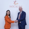 （左）國際知名羽球冠軍戴資穎將擔任 Solaire Resort 2025 年品牌大使。（右）Laurence Upton(圖／Solaire Resort 提供）