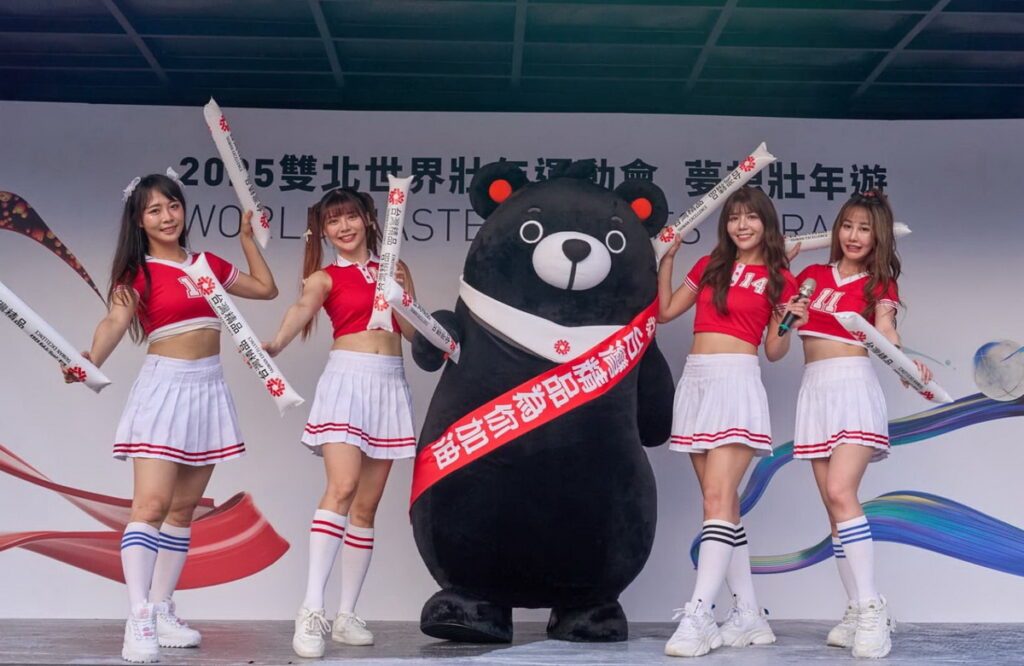 台灣精品吉祥物福熊與啦啦隊於世壯運開幕熱力開跳，幫參賽選手應援。