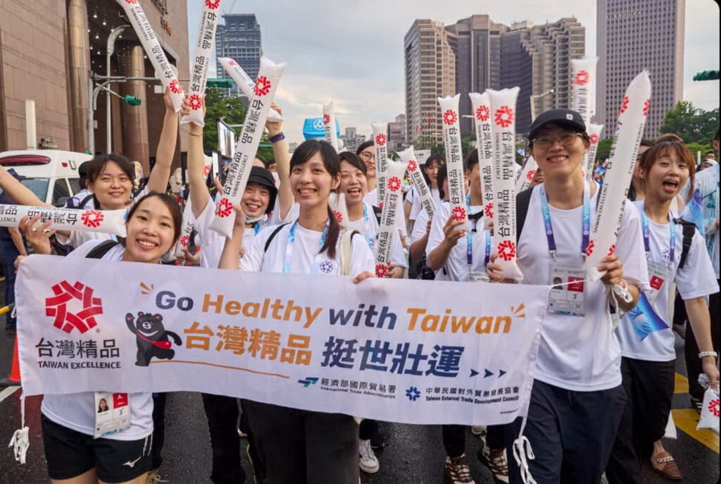 台灣精品隊參加世壯運開幕遊行，推廣臺灣大健康產業創新實力。