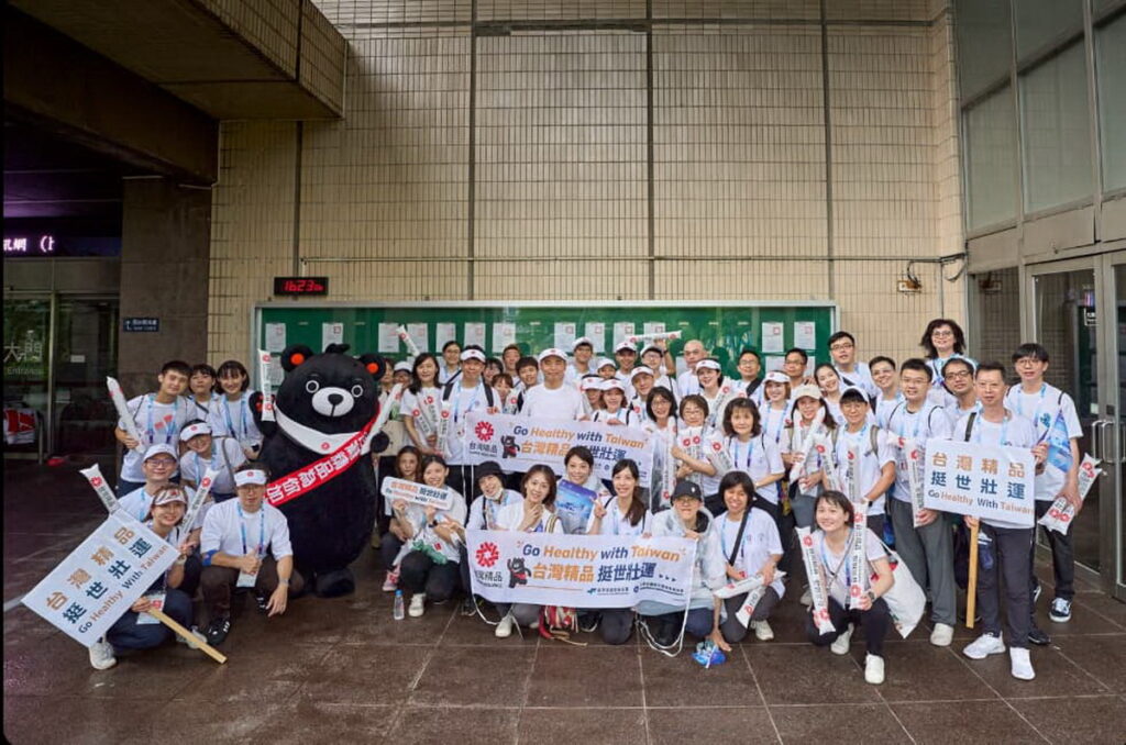 台灣精品隊於雙北世壯運開幕遊行合影留念，邀大家一起Go Healthy with Taiwan。