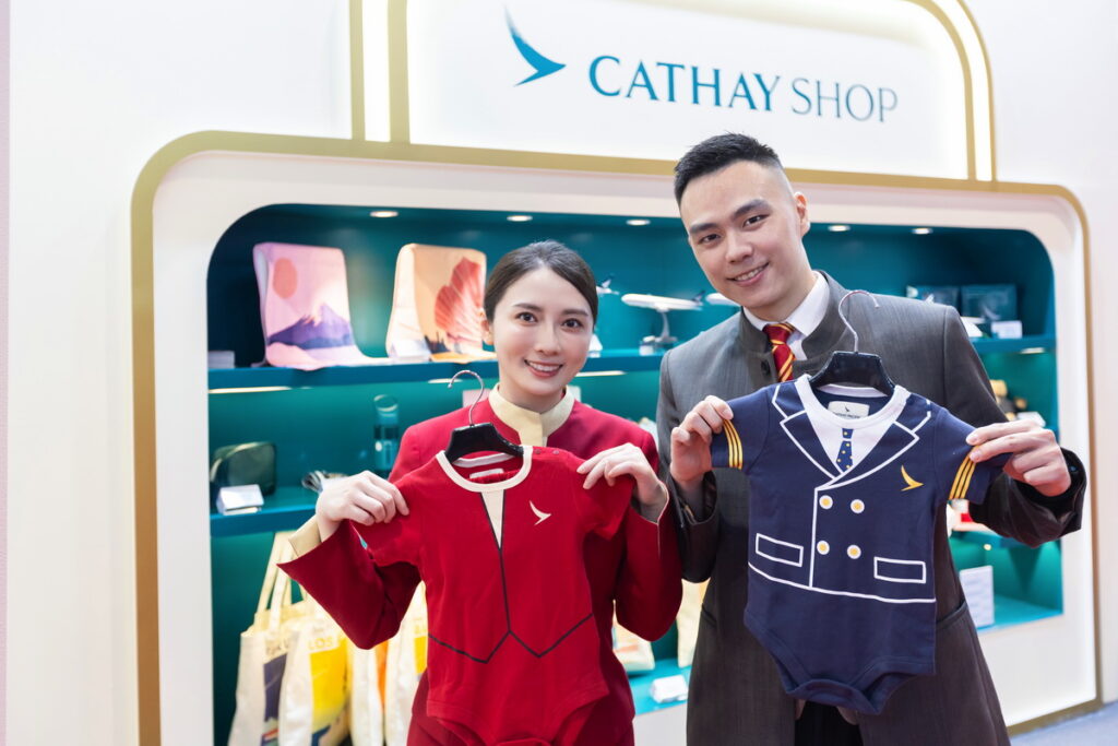 國泰航空多款高人氣選品限量登場，包括航點系列商品、飛機模型、制服童裝及小熊玩偶等，現場持聯名卡消費還享9折優惠。