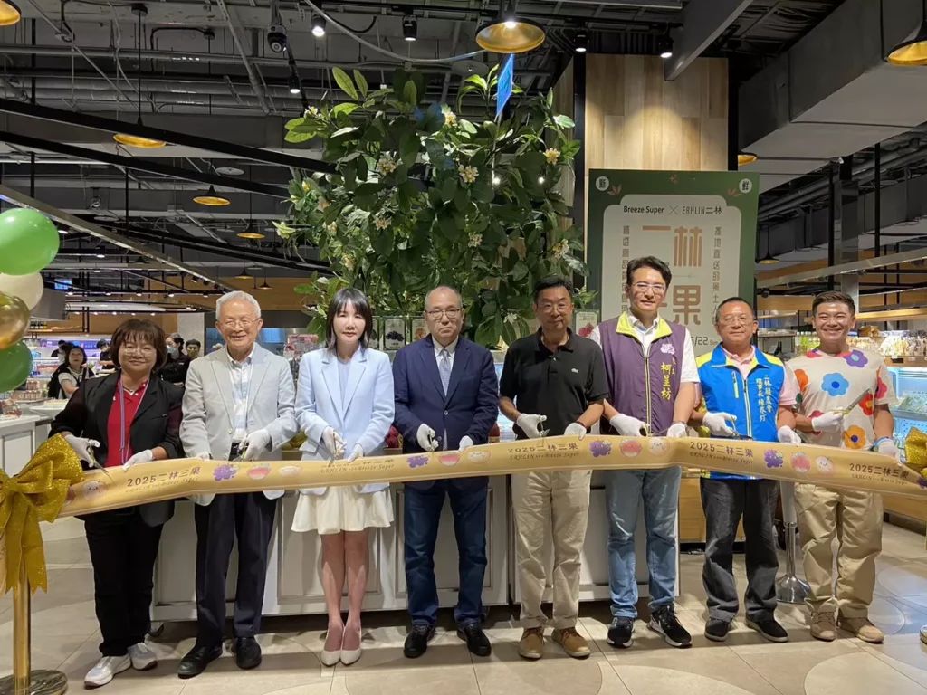左起為樂林食物銀行理事長洪毓雯、工研院顧問林定三、彰化縣立委謝衣鳳、微風超市總經理西川正史、二林鎮鎮長蔡詩傑、彰化縣參議柯呈枋、二林鎮農會理事長陳界灯、公益大使馬國畢眾貴賓們一同剪綵。