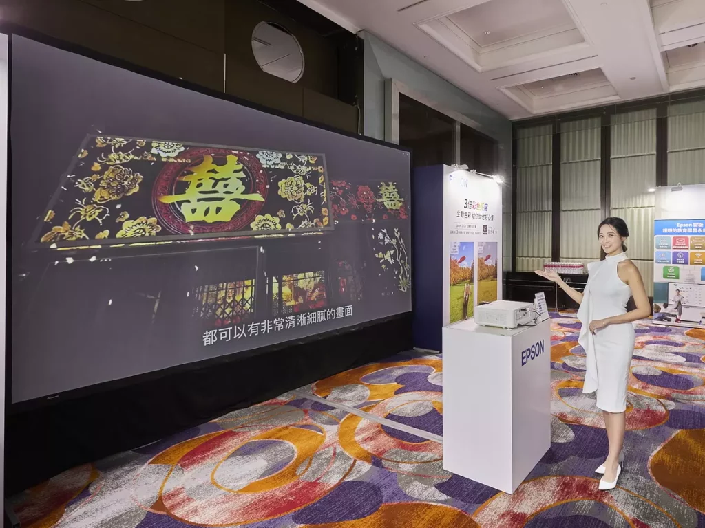 短距大畫面投影區利用短焦雷射投影機EB-L690SE投射出186吋超大畫面,充分突顯了Epson商用雷射投影機的核心優勢。不論是傳統商用場景,還是沉浸式特殊應用,都能完美勝任