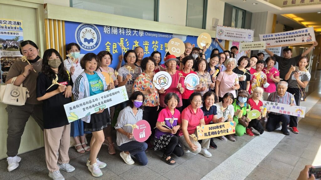 銀管系主任洪瑞英表示,在高齡化浪潮席捲之際,中高齡族群面臨的,不僅是退休後的生活規劃,更是職涯延續與再就業的全新挑戰。(圖/陳惠玲攝影)