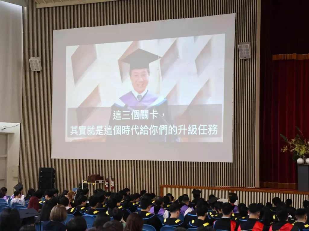 校長張國恩特別以「AI分身」形式發表致詞。(圖/東海大學提供)