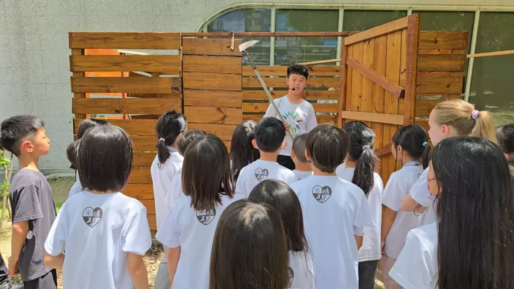 小六生柯宇樂為小學生戶外導覽認識水質的好壞，以及建立囤積自然資材的空間。（圖/陳惠玲攝影）