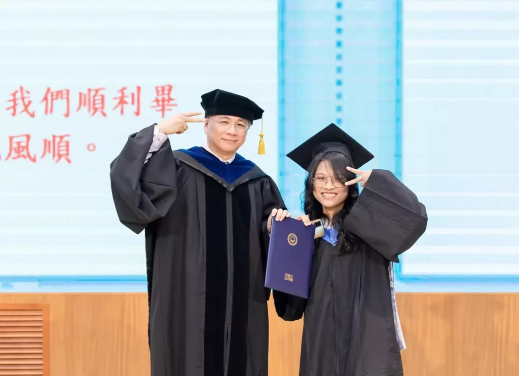校長鄭道明(左)與正冠代表合影，擺出可愛姿勢，驚喜程度破表。（圖/朝陽科大提供）