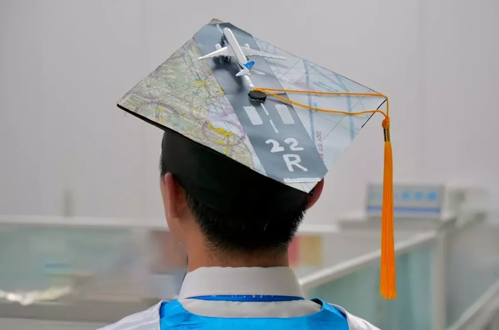 為了慶祝畢業，飛航系畢業生蘇宥仁特別把波音787-9夢幻客機，放上貼有機場跑道的學士帽，創意十足。（圖/朝陽科大提供）