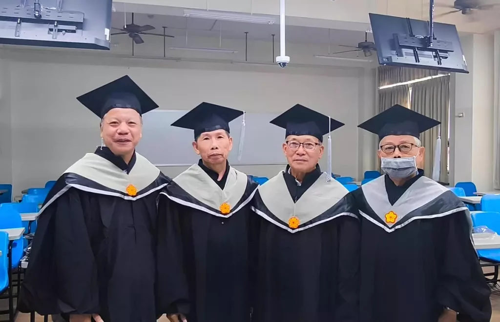 4位超過70歲的銀髮產業管理系畢業生取得正式學位，分享心路歷程令人動容。（圖/朝陽科大提供）
