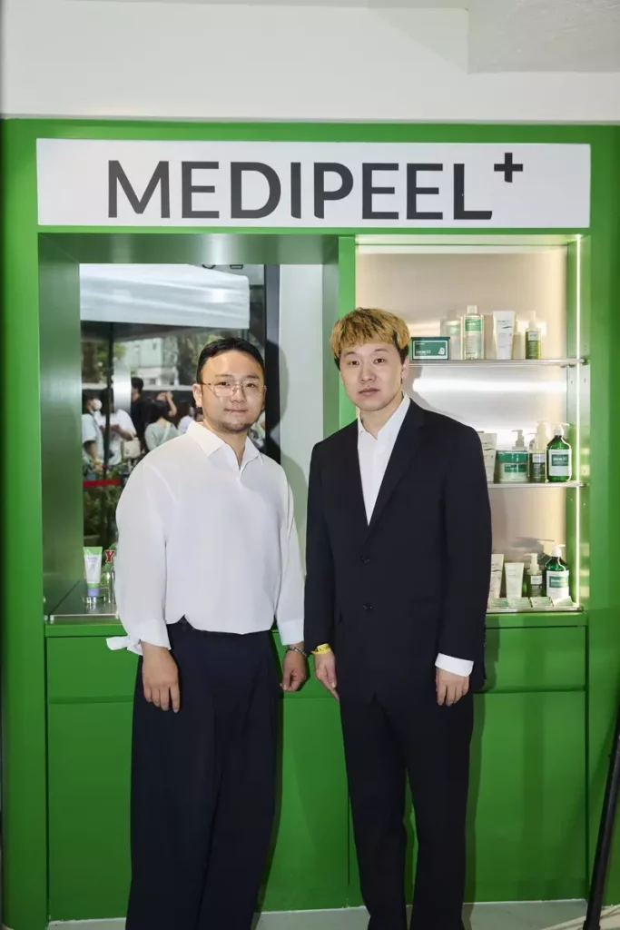 韓國veteze品牌代表志源,與Medipeel台灣品牌代表李福哲,感謝粉絲出席快閃店活動。