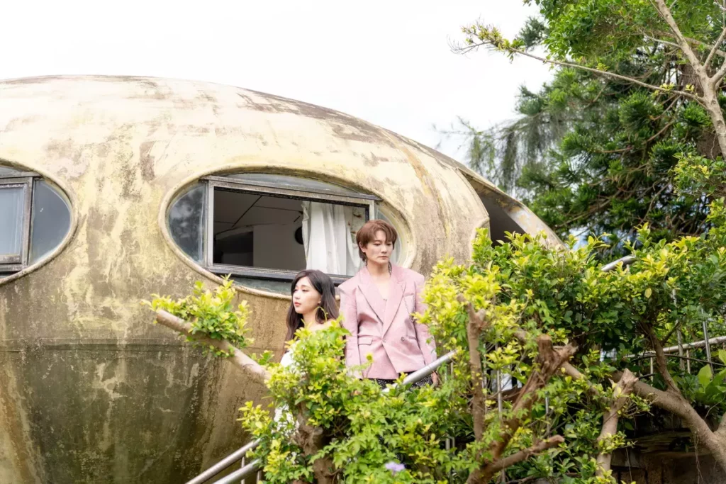 阿沁與夏娜，為新歌拍攝MV，赴三芝飛碟屋出外景。