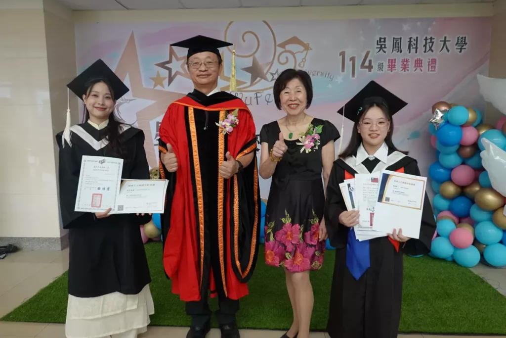 吳鳳科大來自越南的觀光休閒系阮氏金蓮同學(左一)榮獲勤學優良獎。她積極參與專業培訓,取得多項專業證照