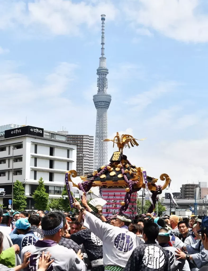 東京晴空塔與神轎交會，古今並陳的景象體現現代與傳統的絕妙融合－江戶傳統代表的浅草三社祭。©浅草神社
