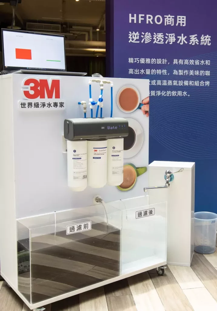 透過淨水處理循環實測， 3M商用淨水HFRO新品能有效濾除水中污染物，原滴有染劑的水質經淨水過濾後清澈純淨。 (3M淨水提供)
