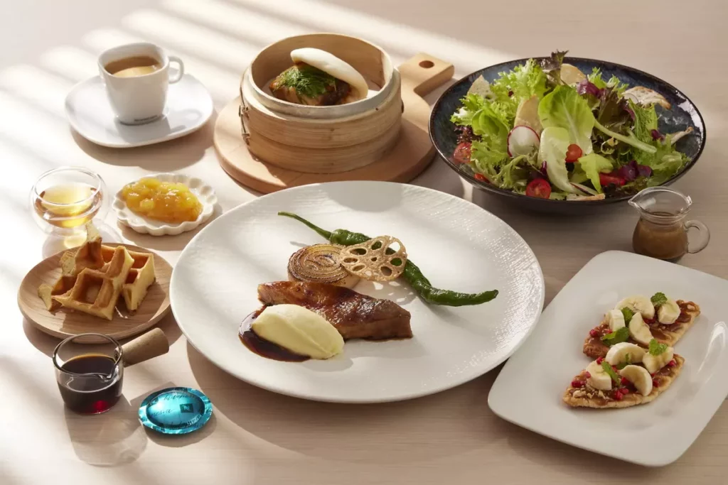 用一份創意早餐搭配Nespresso香醇咖啡，即日起至8月15日，凡入住台北艾麗酒店並選擇含早餐方案的房客可於早餐時段至 LA FARFALLA 餐廳自助餐檯上享用。