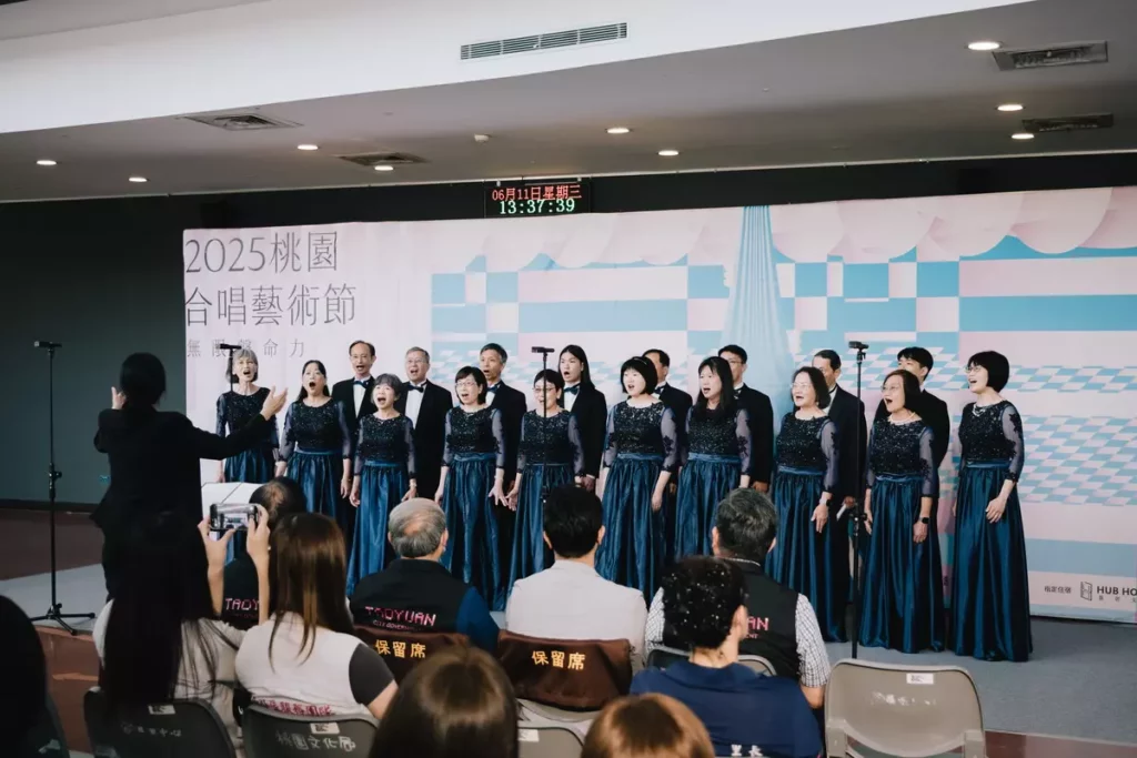 羅明芳副教授帶領2024市民合唱大賽樂齡組冠軍——中原大學教職員詩班進行精彩合唱演出，展現桃園在地合唱實力，為記者會揭開熱鬧序幕。