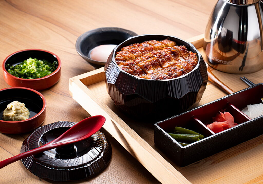 單人夢幻鰻魚桶飯3+1吃｜為大江戶町 鰻屋招牌，原味吃、蔥花＋芥末、加入溫泉蛋、配上高湯，盡顯鰻魚飯的奢華與多樣性