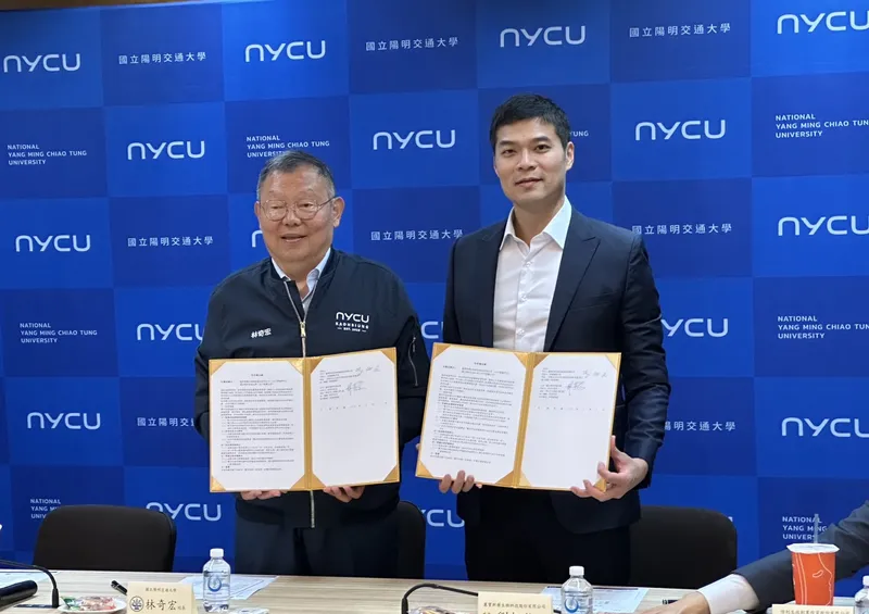 麗寶新藥總經理劉朝瀚(右)與陽明交大校長林奇宏(左),共同簽署合作備忘錄,未來將AI導入抗癌藥物的臨床實驗。