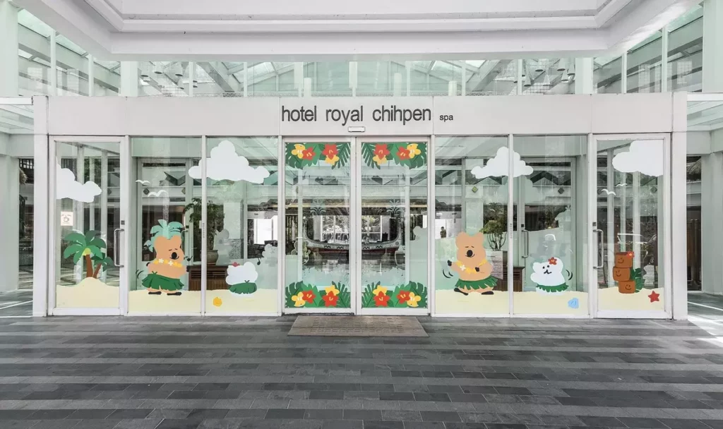 知本老爺迎賓大廳及那魯灣餐廳換上新裝,更設置多處QUOKKA與BOBO的大型立牌打卡區、窗貼提供踩點合影。(圖/知本老爺酒店提供)