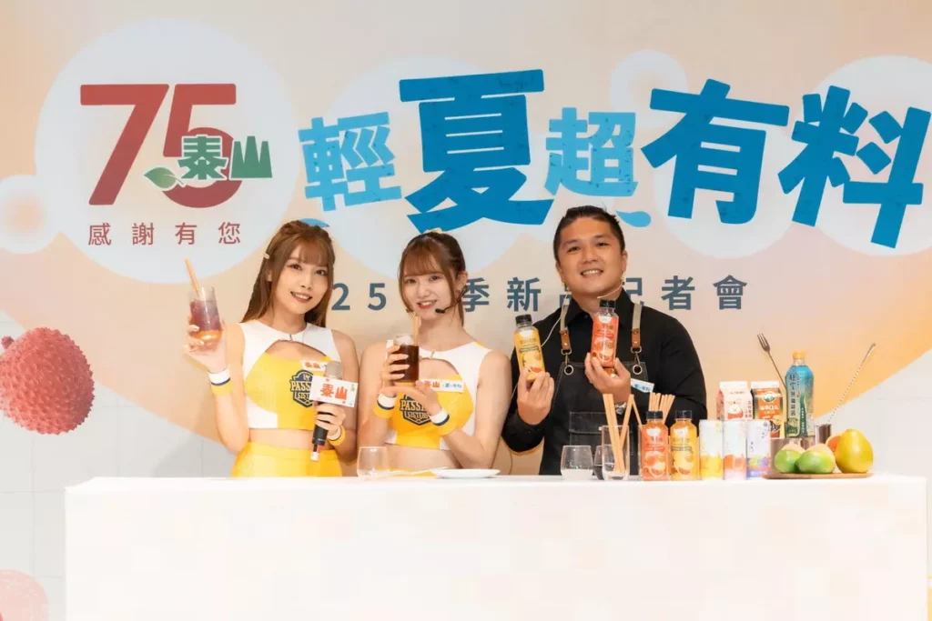 國宴調飲師劉家吉帶來夏日DIY創意調飲,冰鎮果粒果茶系列經過簡單調製,輕鬆變身夏日消暑首選,直呼在家自己做!