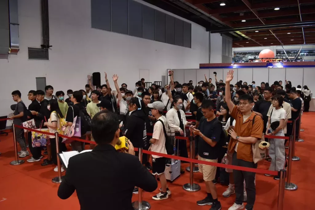 本場主持人大熊與積極參與搶答的讀者。