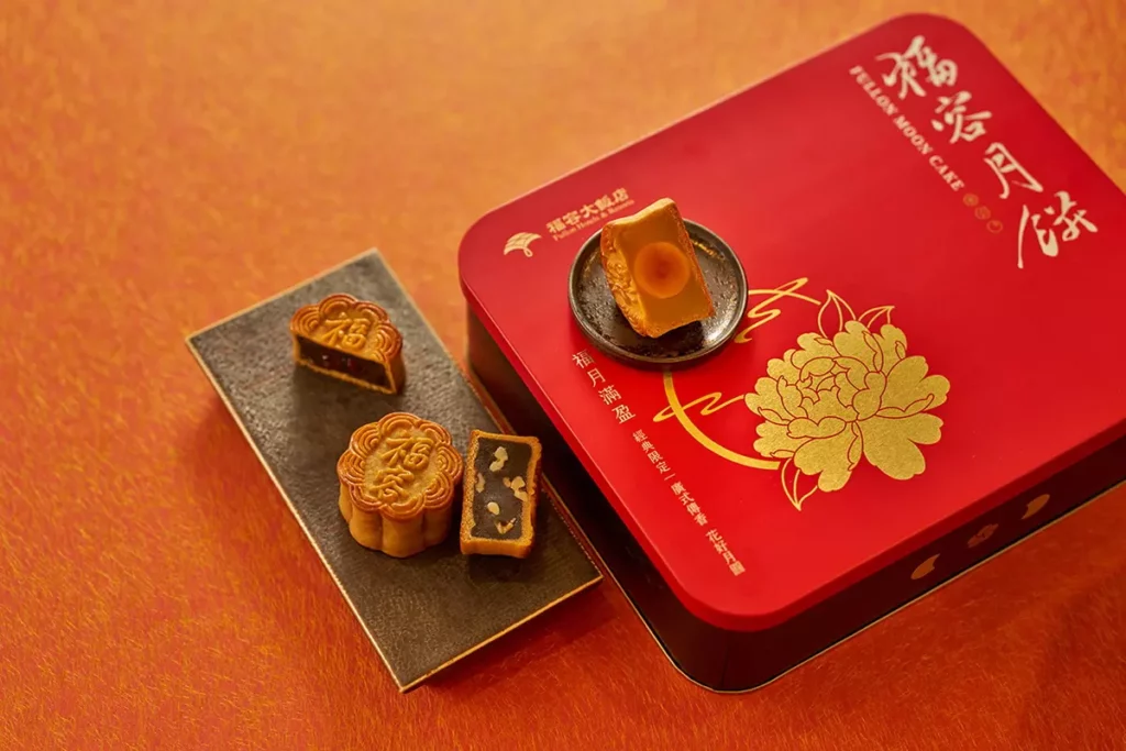 福容月餅_極品棗泥核桃與經典蓮蓉蛋黃，口感細緻綿密，是月餅經典的代表