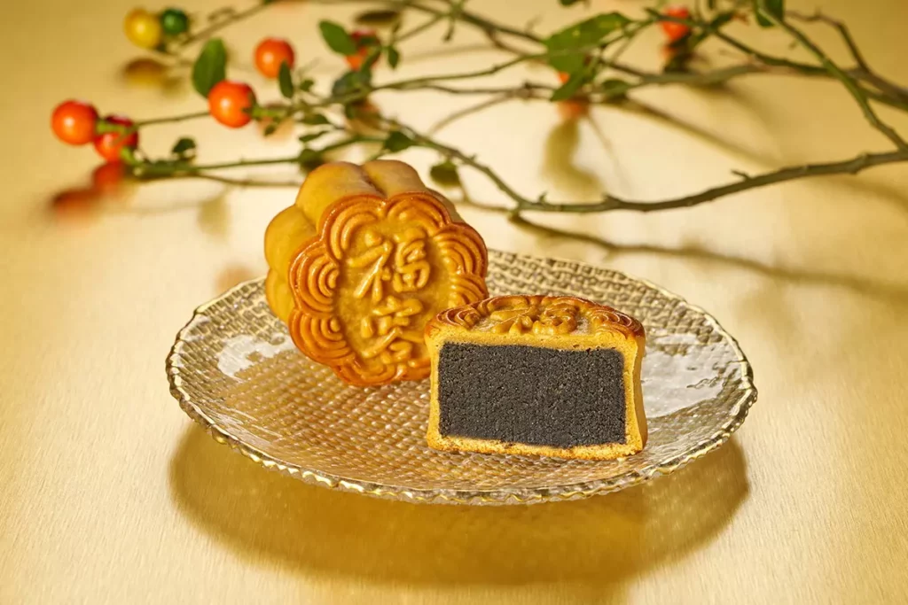 御心月黑芝麻_香醇黑芝麻與黃豆餡細滑融合，入口厚實香氣四溢，是經典不敗的選擇jpg