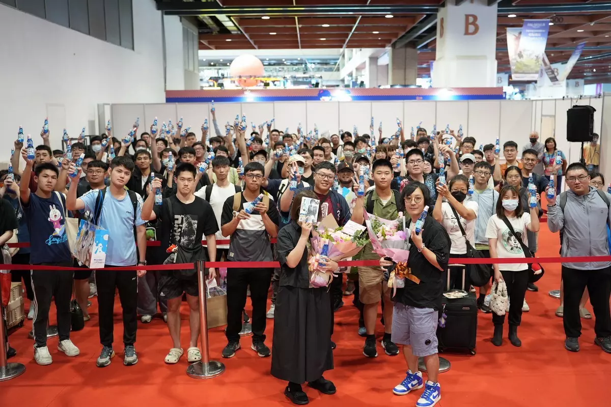 改編為漫畫與動畫的超人氣青春校園小說！《彈珠汽水瓶裡的千歲同學》裕