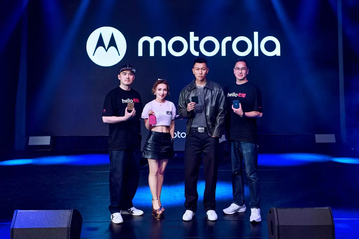 Motorola總經理Jasmine與副總Alvan驚喜登場展現Rap功力　完美詮釋razr系列「摺 才叫帥」極致精神