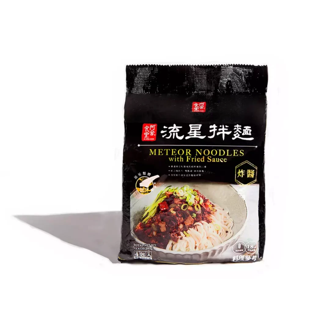 經 典 炸 醬 紅 燒 牛 肉 麵 風 味(乾 湯 兩 吃)、以 及 榮 登 世 界 前 三 的 「 紅 油 擔 擔 」,每 款 皆 採 用 專 利 螺 旋 麵 體,搭 配獨 門 調 味 醬 料 ,深 受 消 費 者 喜 愛,圖 片 擷 取 自 阿 舍 網 站 。