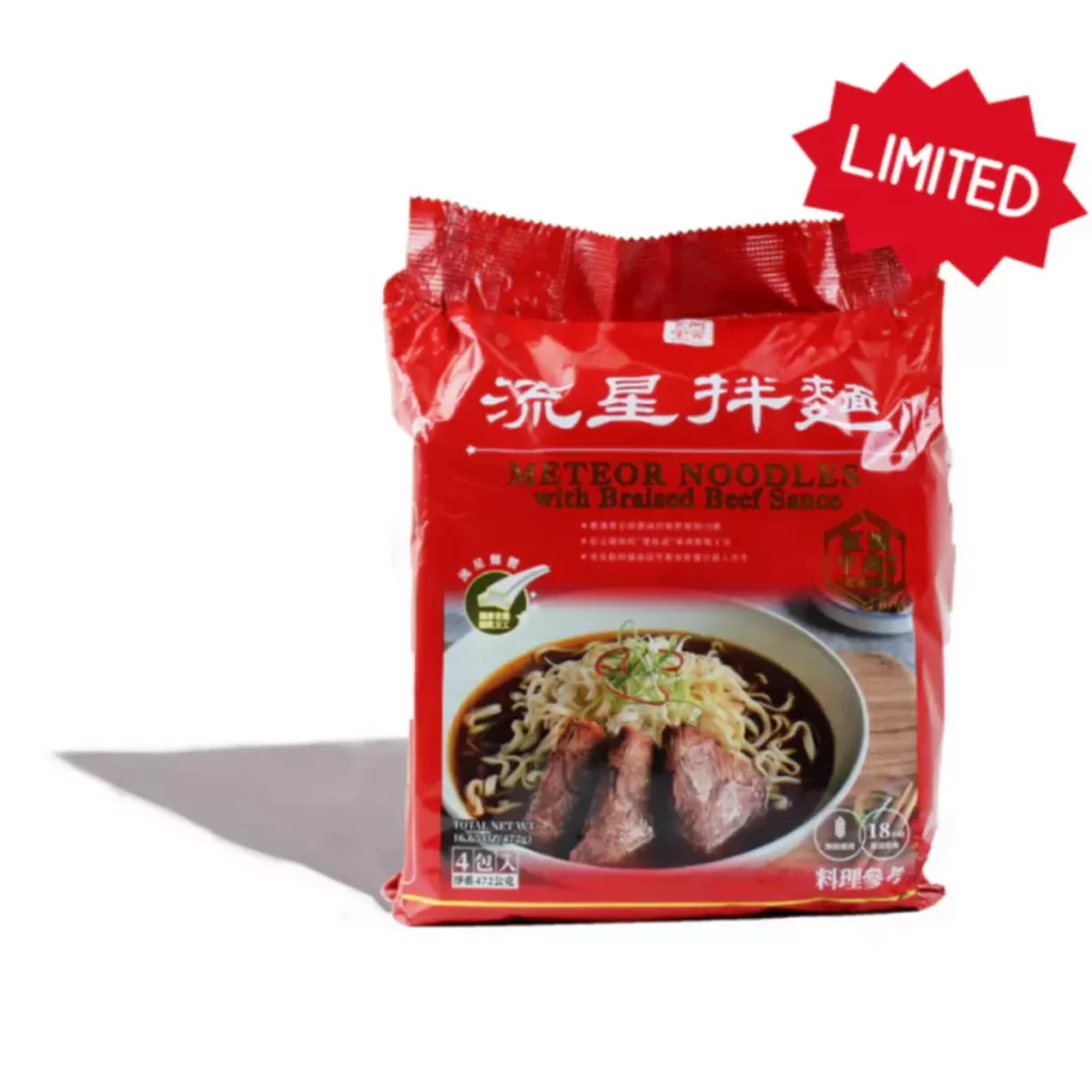 經 典 炸 醬 紅 燒 牛 肉 麵 風 味(乾 湯 兩 吃)、以 及 榮 登 世 界 前 三 的 「 紅 油 擔 擔 」,每 款 皆 採 用 專 利 螺 旋 麵 體,搭 配獨 門 調 味 醬 料 ,深 受 消 費 者 喜 愛,圖 片 擷 取 自 阿 舍 網 站 。