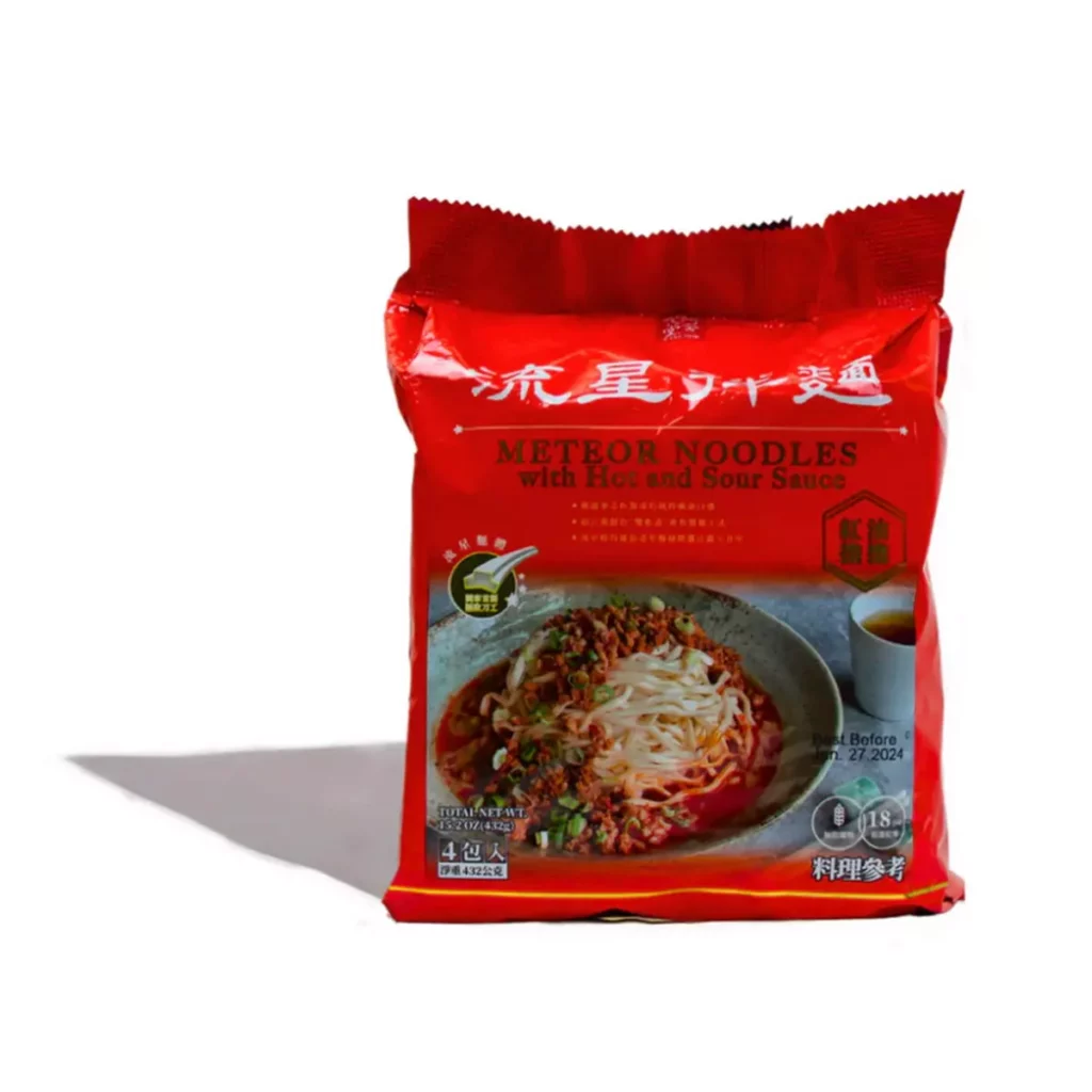 經 典 炸 醬 紅 燒 牛 肉 麵 風 味(乾 湯 兩 吃)、以 及 榮 登 世 界 前 三 的 「 紅 油 擔 擔 」,每 款 皆 採 用 專 利 螺 旋 麵 體,搭 配獨 門 調 味 醬 料 ,深 受 消 費 者 喜 愛,圖 片 擷 取 自 阿 舍 網 站 。