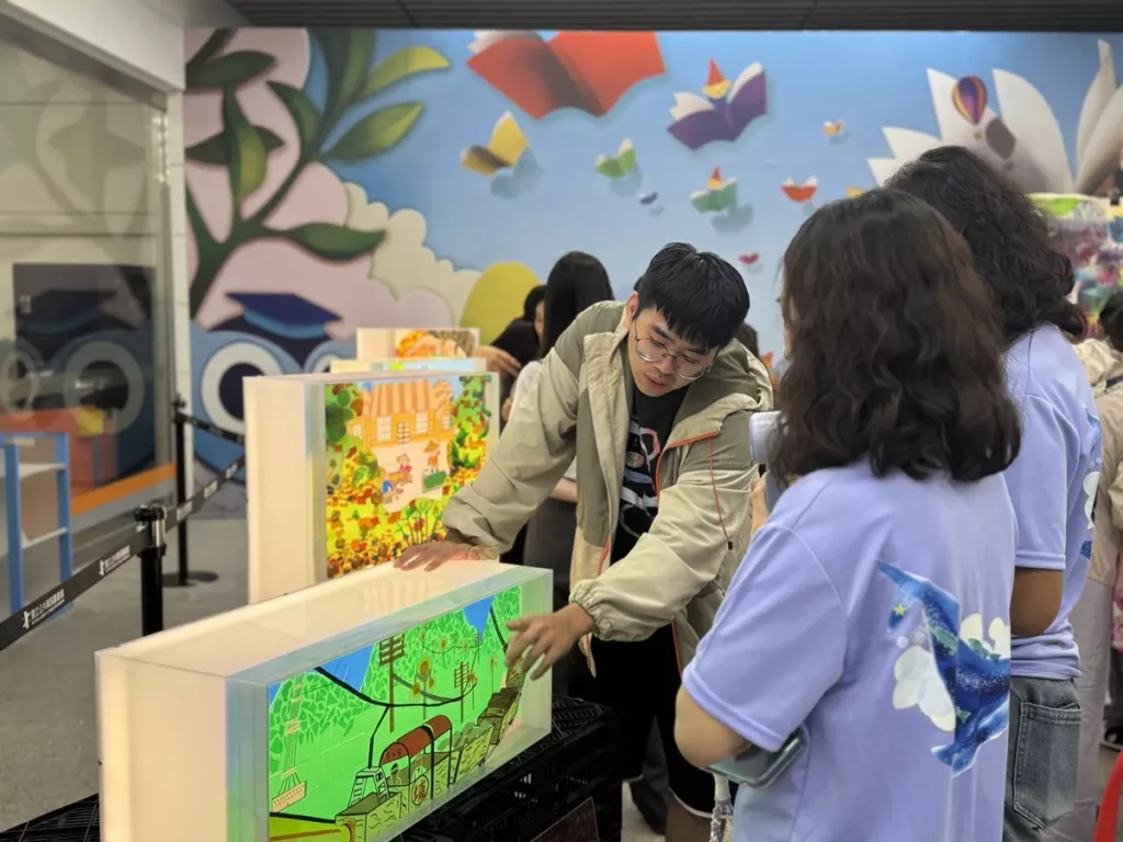 南投家扶青年以燈箱創作重現社區故事,喚起居民共鳴、凝聚在地情感。(圖/家扶基金會提供)