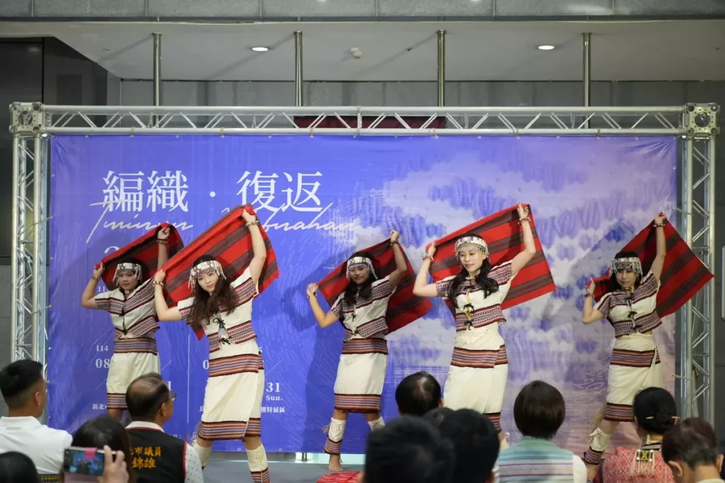 泰博館20周年特展由在地馬拉赫文化藝術團帶來開場演出。(圖/新北市政府原民局提供)