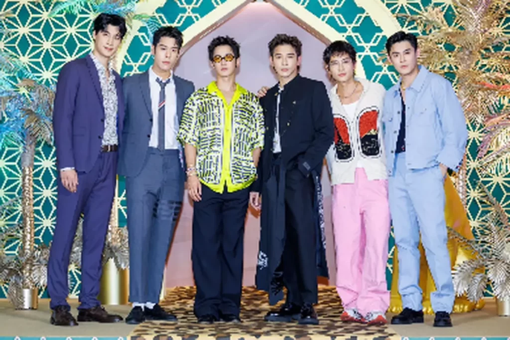 全新戲劇《男公館》主演羅宏正（左起）、周予天、吳思賢、張立昂、石知田與製作人陳奕華麗現身微風信義之夜紅毯。