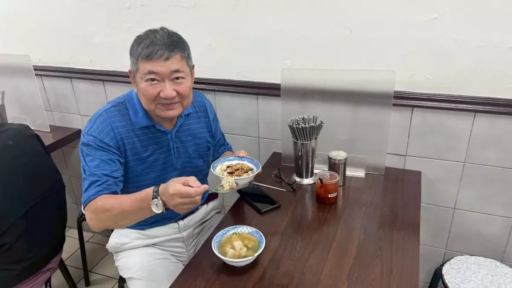 「大鐤肉羹」濃郁的湯頭與軟嫩的肉塊令陳祥華食指大動