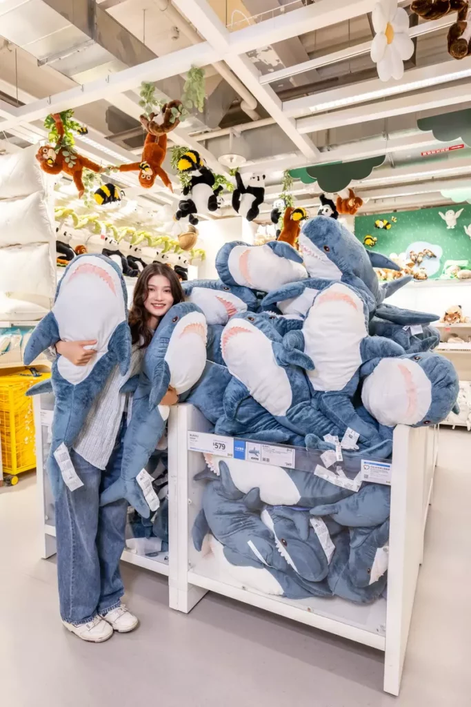 IKEA「一拍即得」活動，最大獎價值10萬家具家飾，相當於打包帶走143隻的人氣鯊鯊。