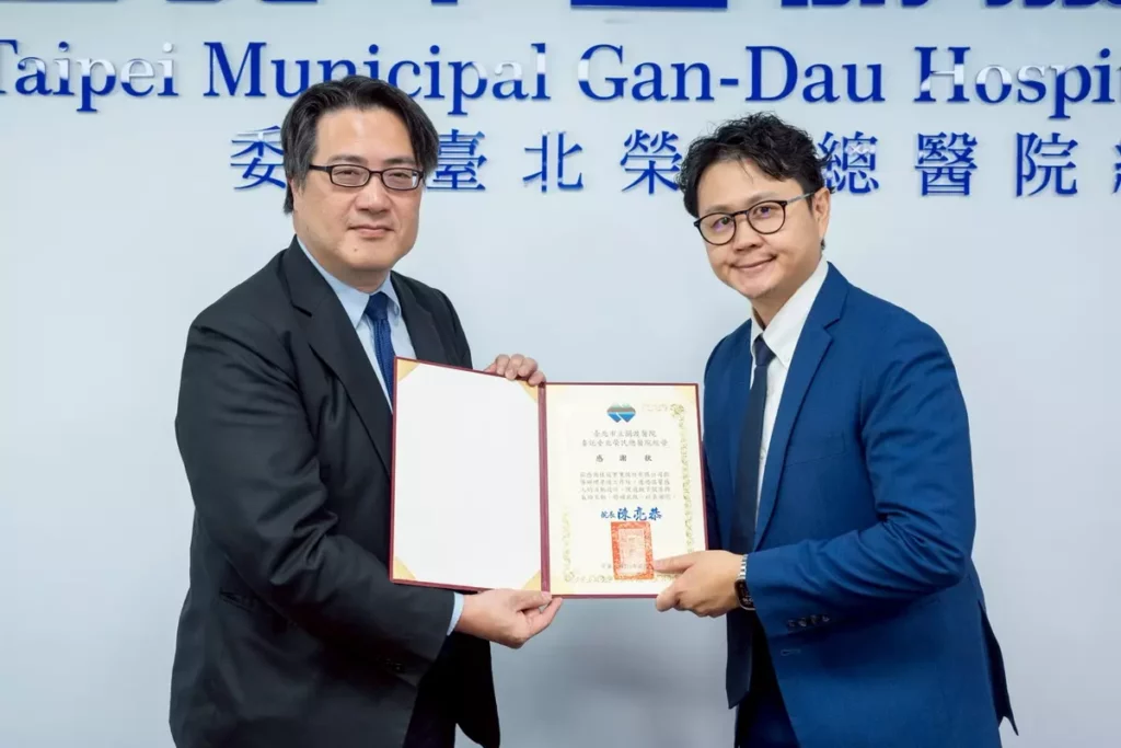 孝道親子工作坊-(左)關渡醫院院長陳亮恭頒發感謝狀予以(右)桂冠實業副總經理王振宇