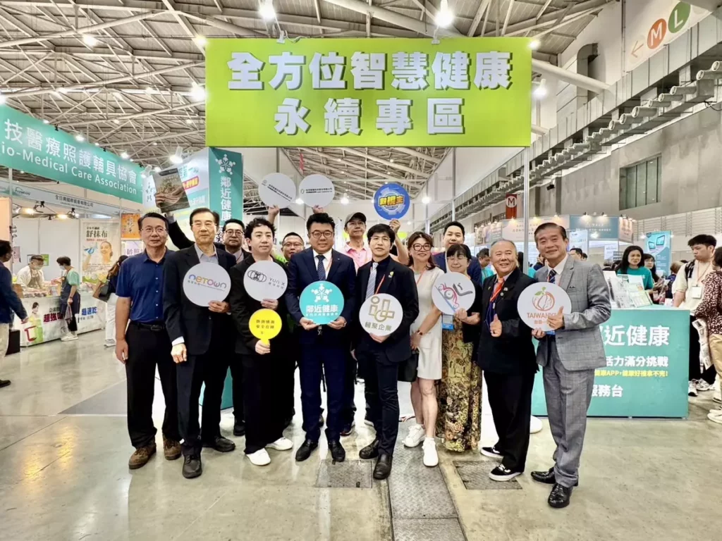 「鄰近健康」在這次台北國際照顧博覽會，與輔聚企業攜手合作「長照居家安全防護」政府補助活動，鄰近健康創辦人暨中康生醫董事長趙國鈞(前排左四)、輔聚企業總經理簡大偉(前排右五)及美仁鑫、真茂科技、台灣一條根、救視主、藴域科技、惠生生醫、有好科技、天時國際、好睡研究室等品牌業者參與。