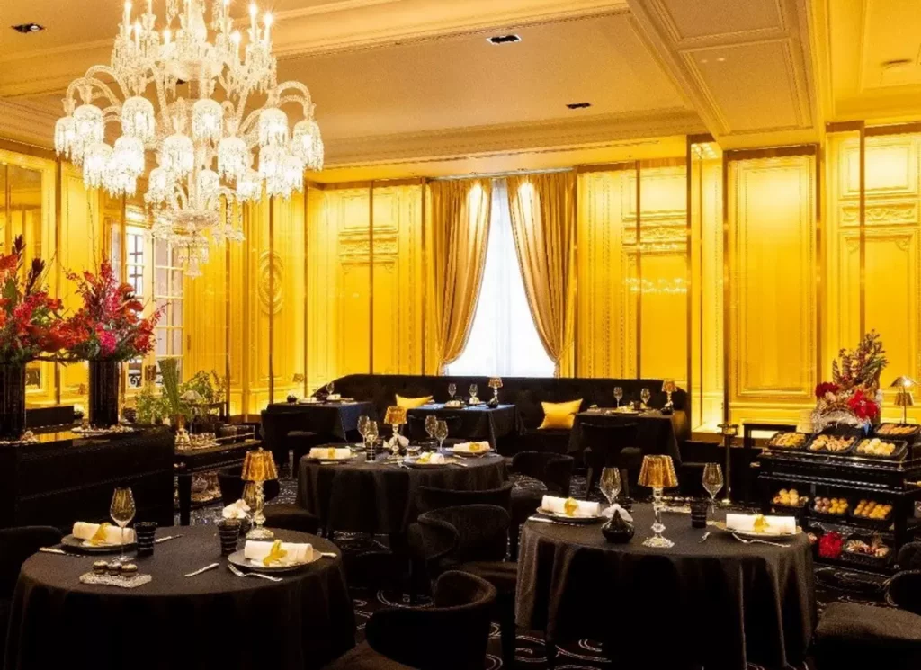 在 Joël Robuchon 於全球經營的眾多餐廳之中，最受矚目的「Gastronomy Joël Robuchon」始終名列前茅。香檳金與黑色交織的華麗空間，搭配無微不至的服務，帶領賓客走入夢幻非日常的境地，為人生的重要時刻獻上極致的法式饗宴。©Joël Robuchon