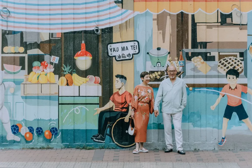 油麻地果欄的喧鬧人聲中,兩人體驗最道地的香港生活,映照出最真實的日常。(攝影/叮咚)