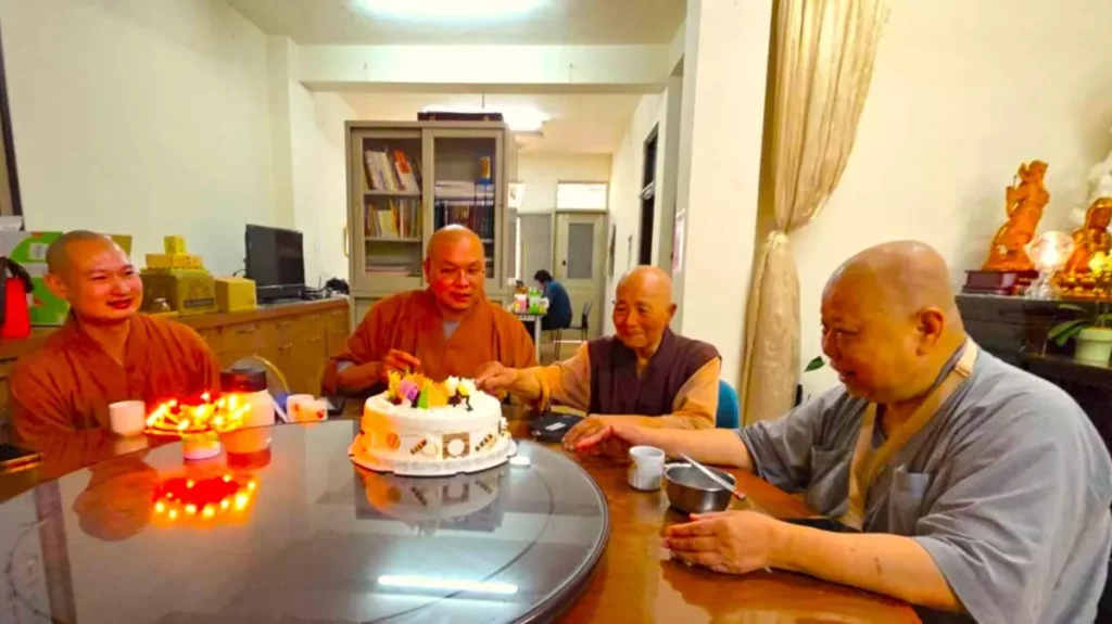 午齋後唱生日快樂歌。左起為頓澈法師、住持長定法師、明聖與慧璨長老尼。