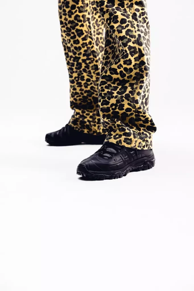 被譽為「Mother of All Boots」的MOAB鞋款，全球銷量已突破2,800萬雙。今年秋冬，1TRL高端支線將這雙戶外經典帶入潮流場景，推出1TRL版本的MOAB 2 REMIX與MOAB 2 MESA LUXE。不只是復刻，而是把經典基因解構、重組，用設計和材質重新詮釋，讓經典MOAB系列在城市與自然之間「不被定義」。