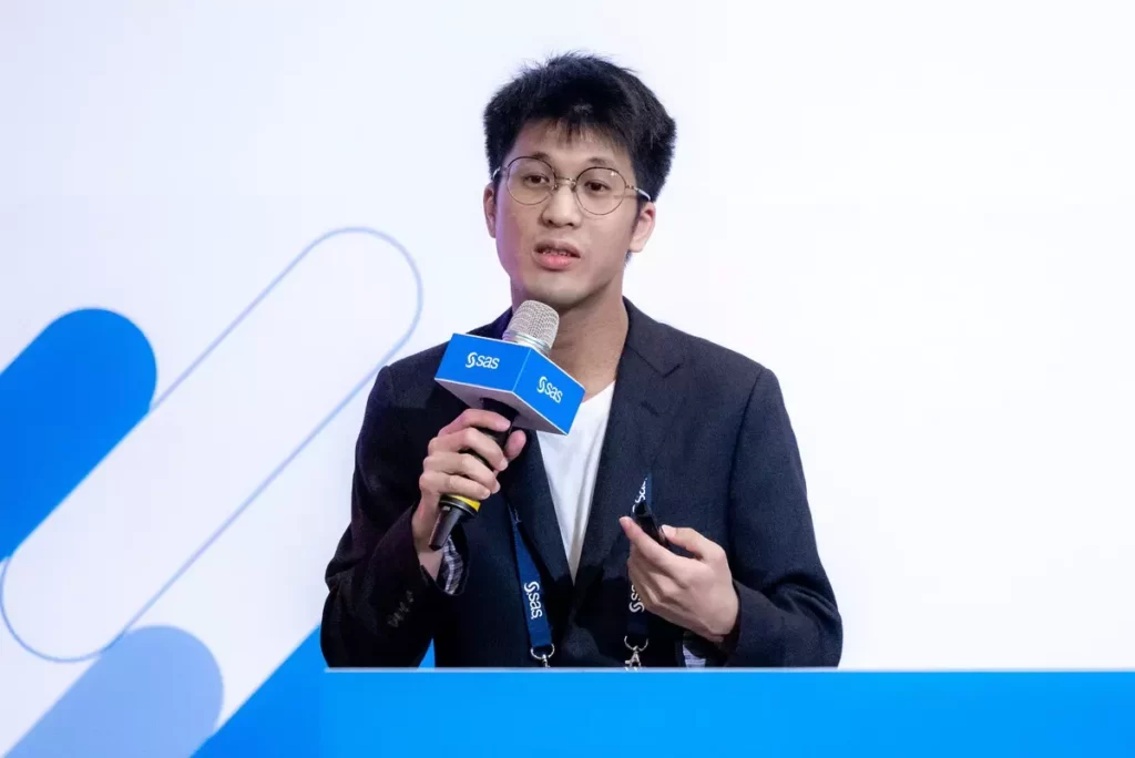 SAS台灣顧問蔡上傑說明複賽規則，挑戰學生如何在有限資源下運用 AI 決策鎖定策略性客戶，將數據轉化成商業價值
