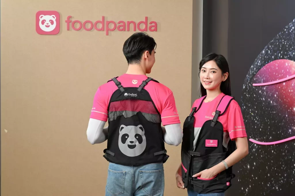 foodpanda 設計打造高識別度、符合安全機能與潮流風格的聯名工裝背心，讓外送過程更自在與安心