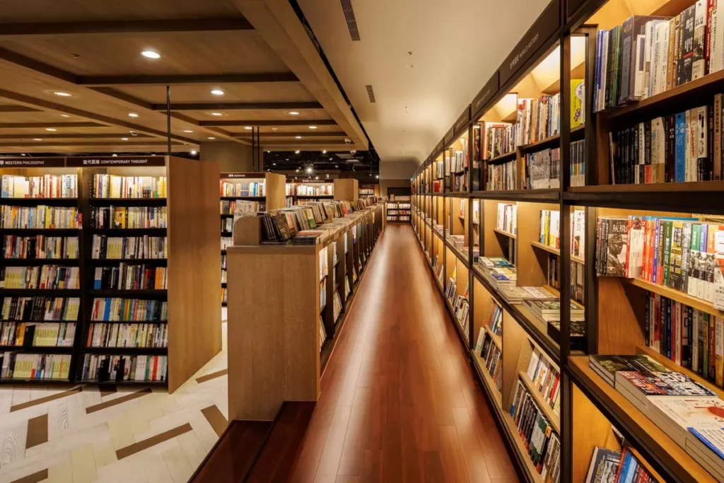 誠品松菸24小時書店大幅度分區改裝，今（9.26）嶄新亮相！汲取敦南設計靈感，以沉穩柚木打造供讀者輕鬆閱讀的「坐讀階梯」。