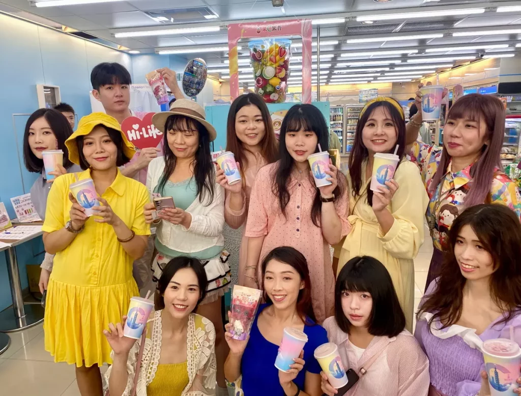 喝果昔也能穿出時尚風格! 穿著裙子買指定果C果昔即享買一送一優惠!